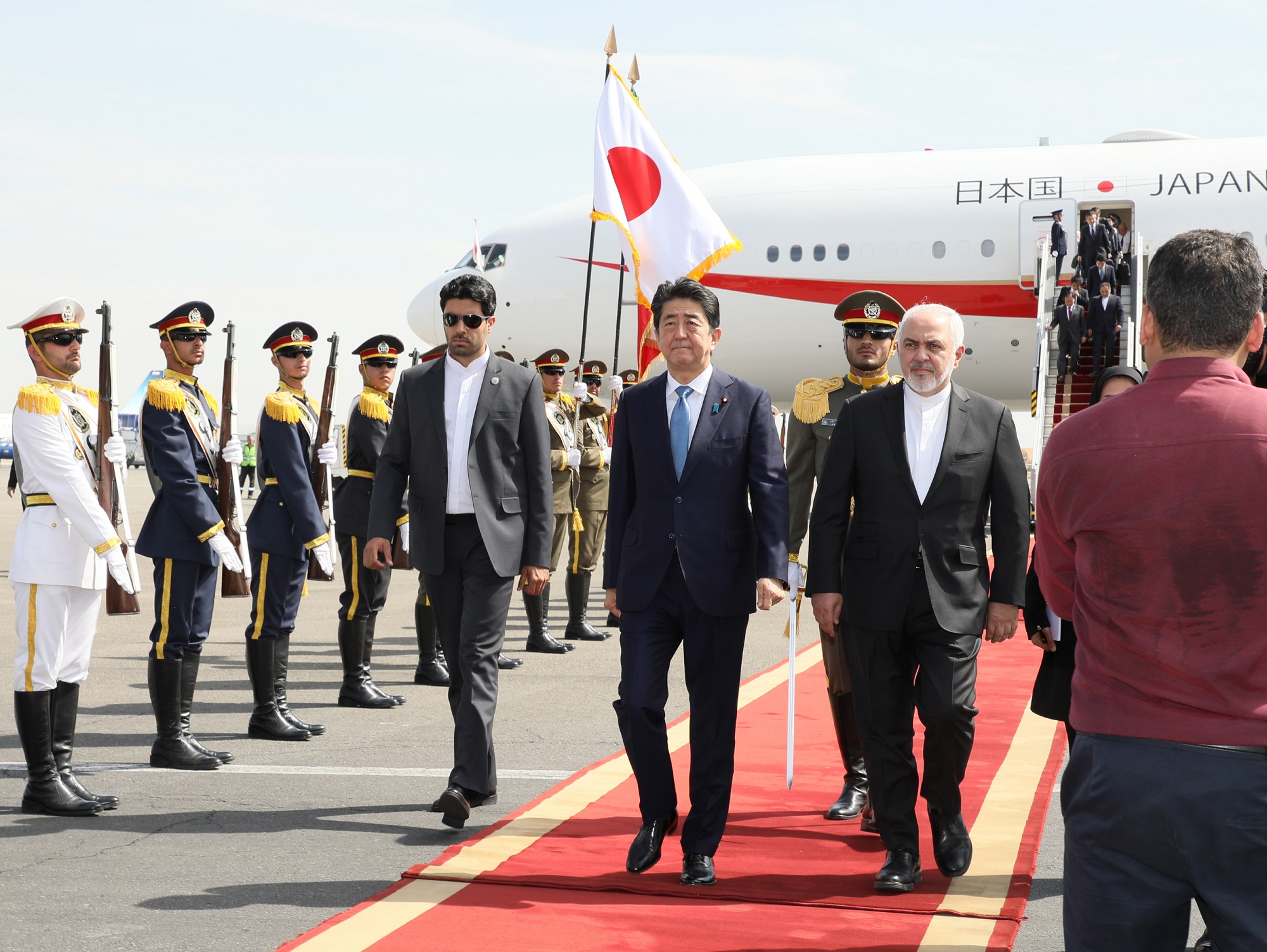 Photograph of the Prime Minister arriving at the airport (3)