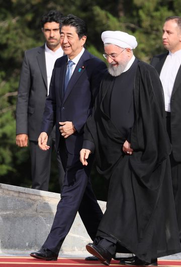Photograph of the Prime Minister being welcomed by the President of Iran (2)