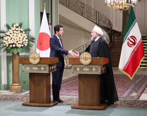 Photograph of the Japan-Iran joint press announcement (9)