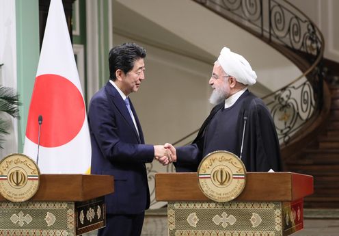 Photograph of the Japan-Iran joint press announcement (10)