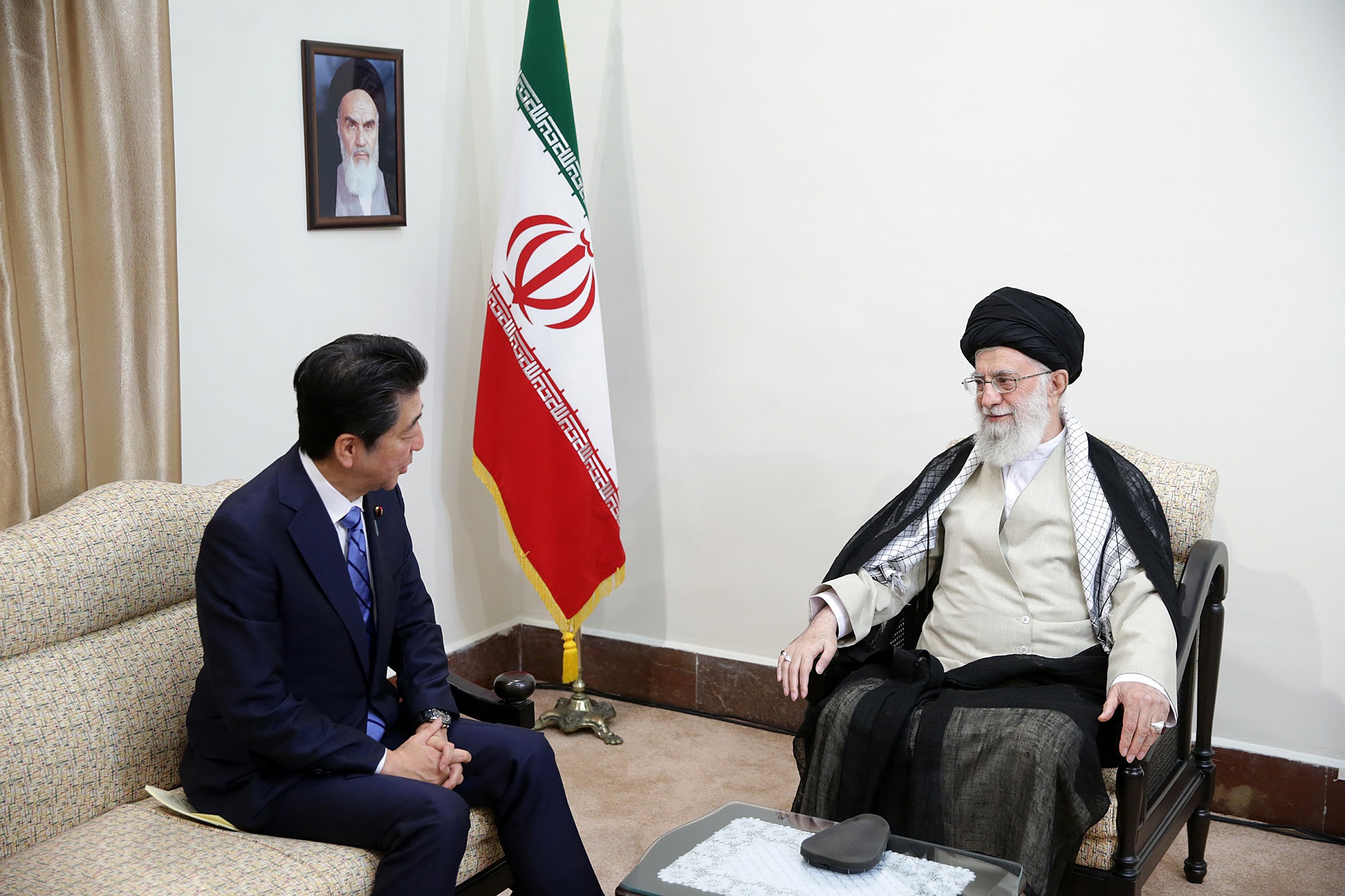 Photograph of the Prime Minister holding the meeting (photo courtesy of the Office of the Supreme Leader of Iran) (2)