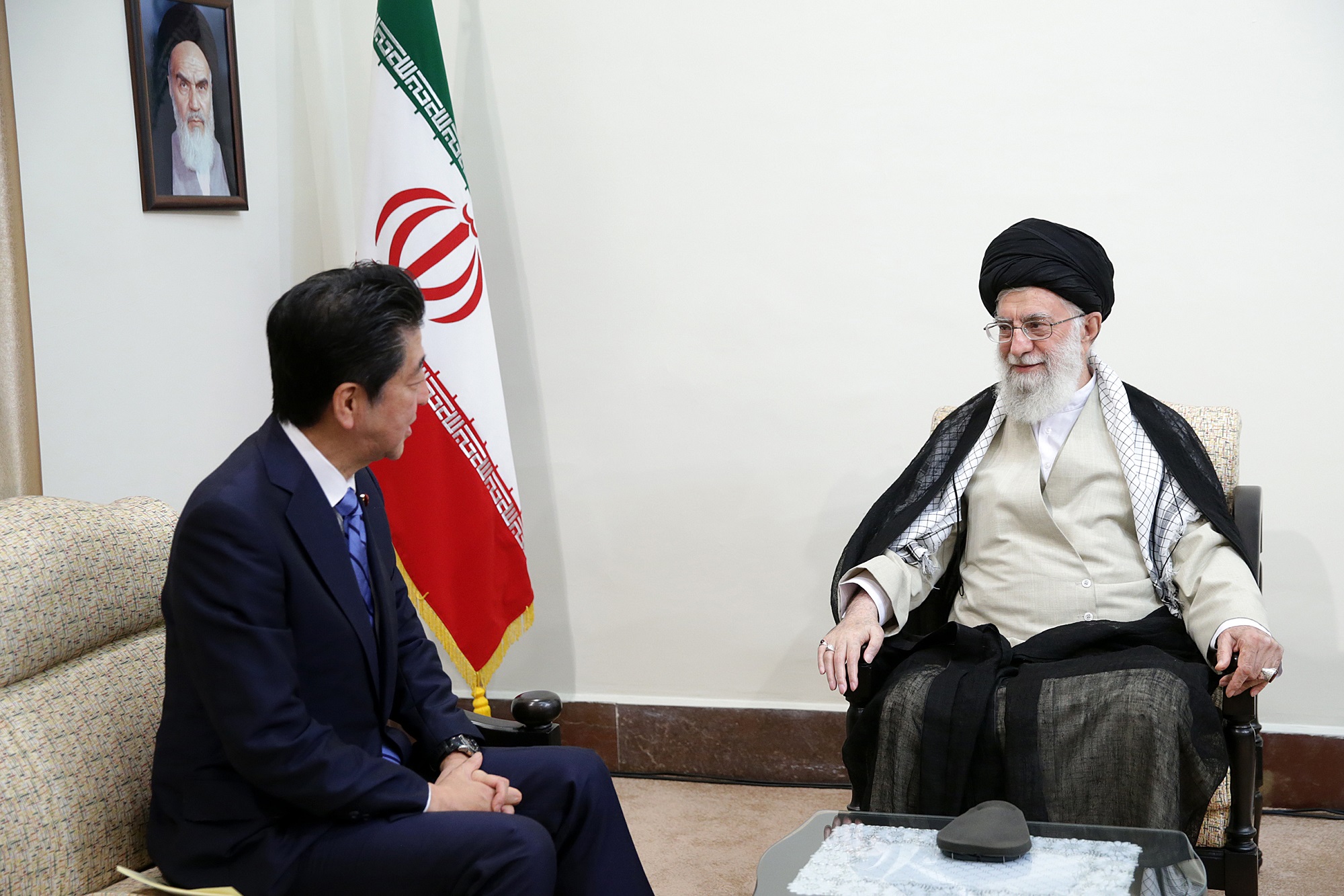 Photograph of the Prime Minister holding the meeting (photo courtesy of the Office of the Supreme Leader of Iran) (3)