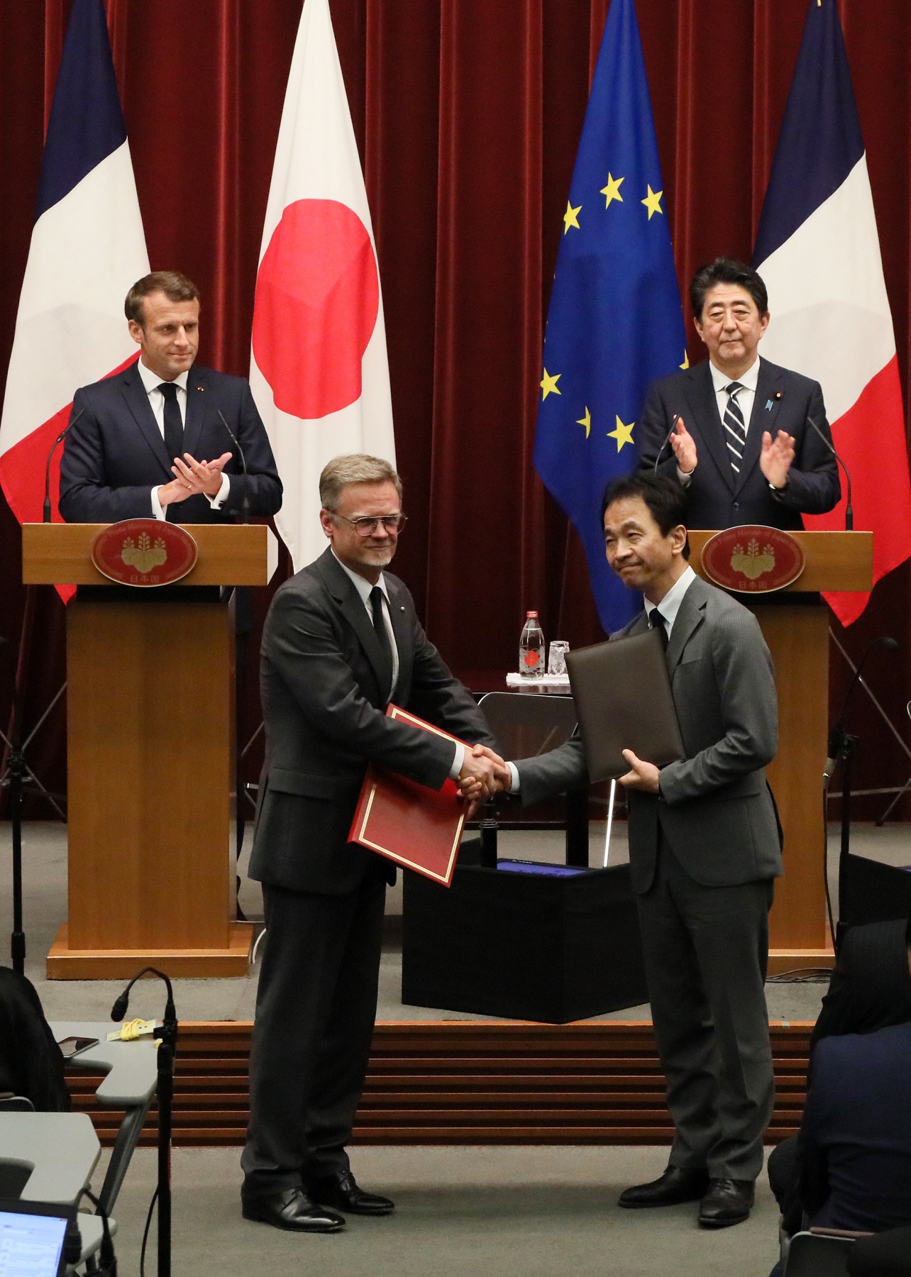 Photograph of the exchange of documents ceremony (3)