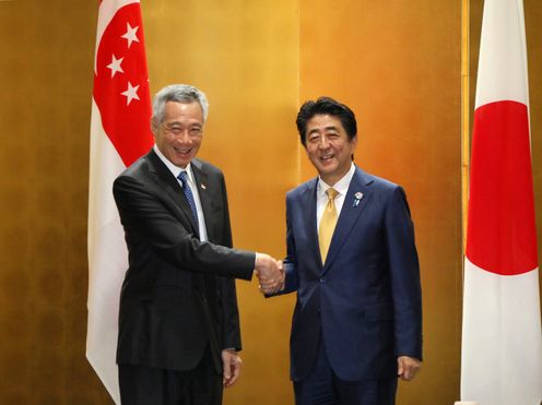 Photograph of the Japan-Singapore Summit Talks (1)
