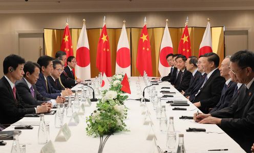 Photograph of the Japan-China Summit Meeting (3)