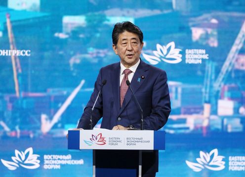 Photograph of the Prime Minister giving a speech at the plenary session of the Eastern Economic Forum (1)