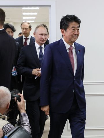 Photograph of the two leaders attending the Japan-Russia Summit Meeting