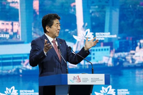 Photograph of the Prime Minister giving a speech at the plenary session of the Eastern Economic Forum (4)