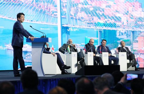 Photograph of the Prime Minister giving a speech at the plenary session of the Eastern Economic Forum (6)