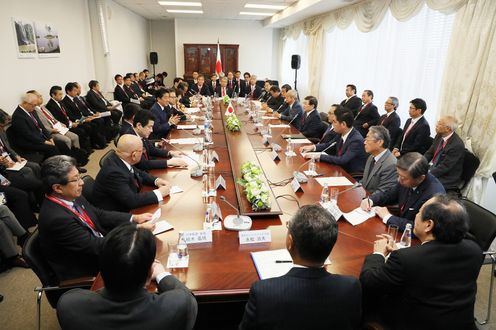 Photograph of the meeting with people involved with Japanese businesses and others (4)
