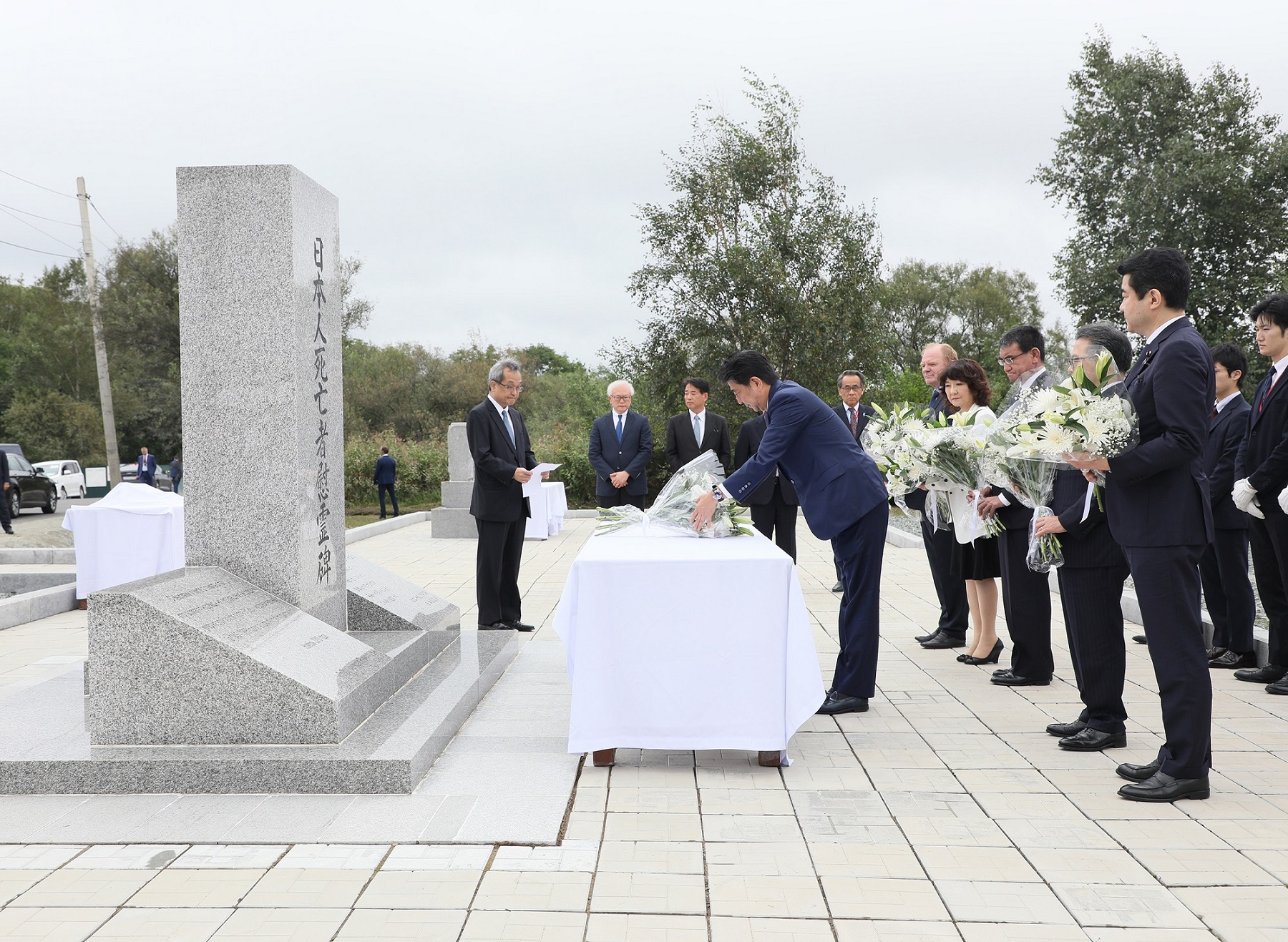 Photograph of the Prime Minister offering flowers at the memorial monument for Japanese nationals who died during detainment (1)