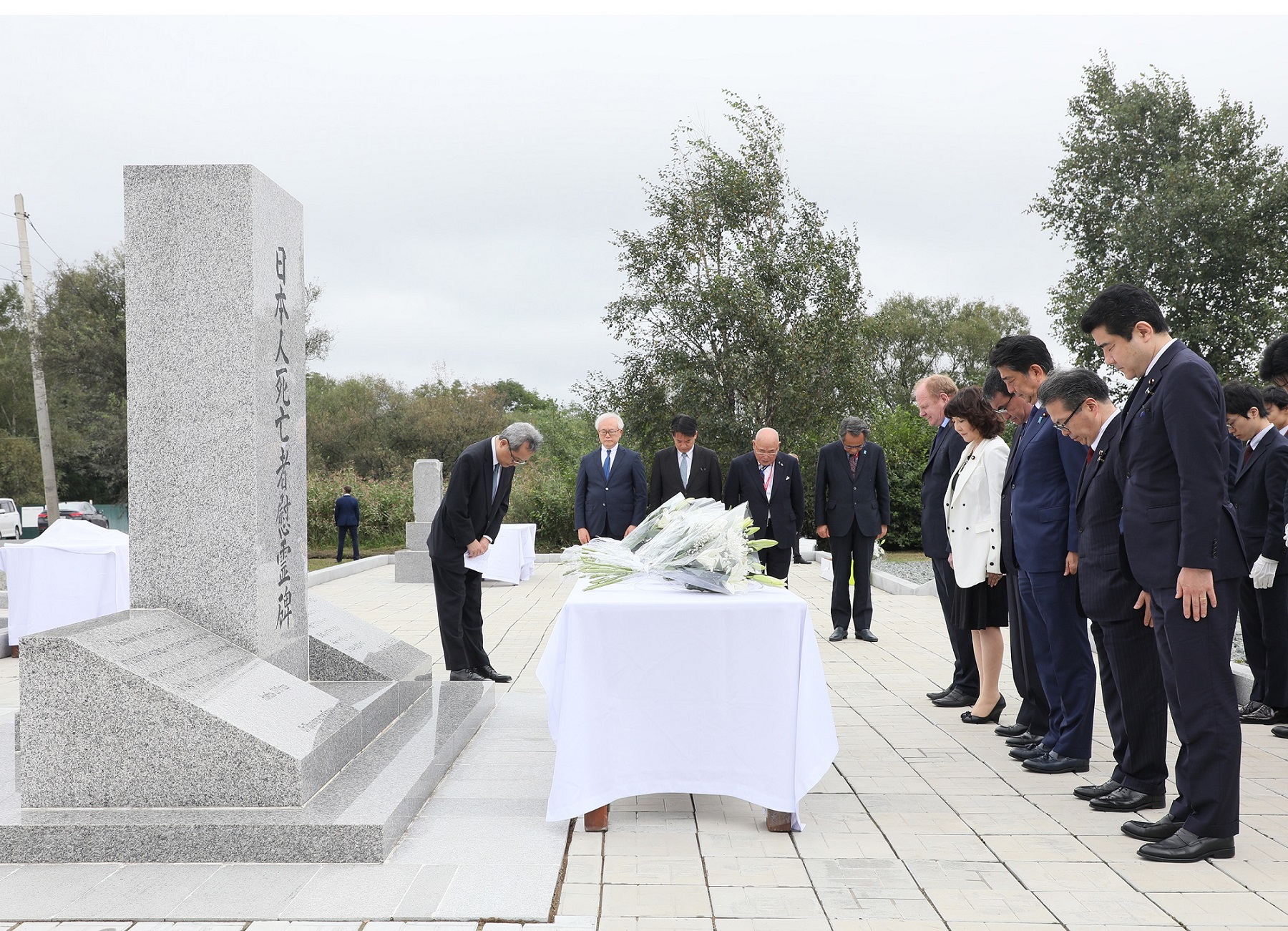 Photograph of the Prime Minister offering flowers at the memorial monument for Japanese nationals who died during detainment (2)