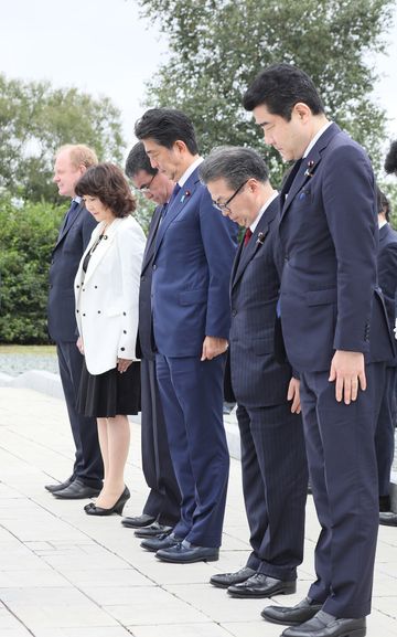 Photograph of the Prime Minister offering flowers at the memorial monument for Japanese nationals who died during detainment (3)