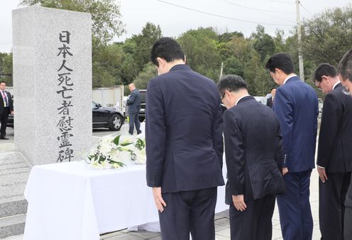 Photograph of the Prime Minister offering flowers at the memorial monument for Japanese nationals who died during detainment (4)