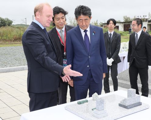 Photograph of the Prime Minister paying a visit to the memorial monument for Japanese nationals who died during detainment