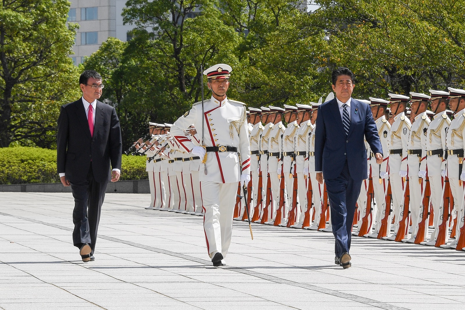 Photograph of the salute and the guard of honor ceremony (Photograph by the Ministry of Defense) (1)