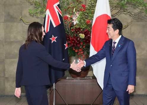 Photograph of the Prime Minister welcoming the Prime Minister of New Zealand (1)