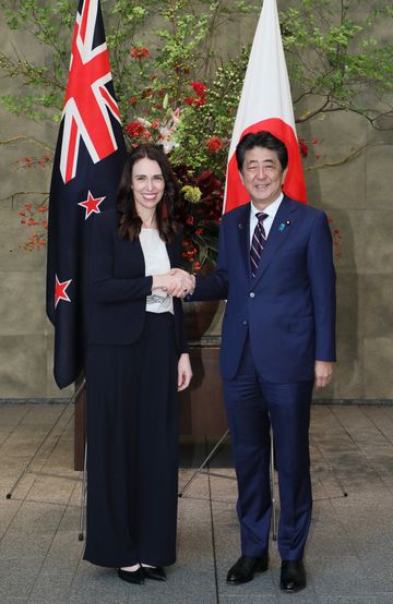 Photograph of the Prime Minister welcoming the Prime Minister of New Zealand (2)