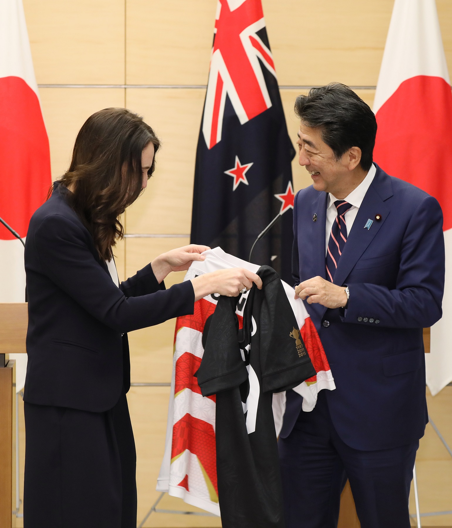 Photograph of the leaders exchanging uniforms of their countries’ national rugby teams (1)