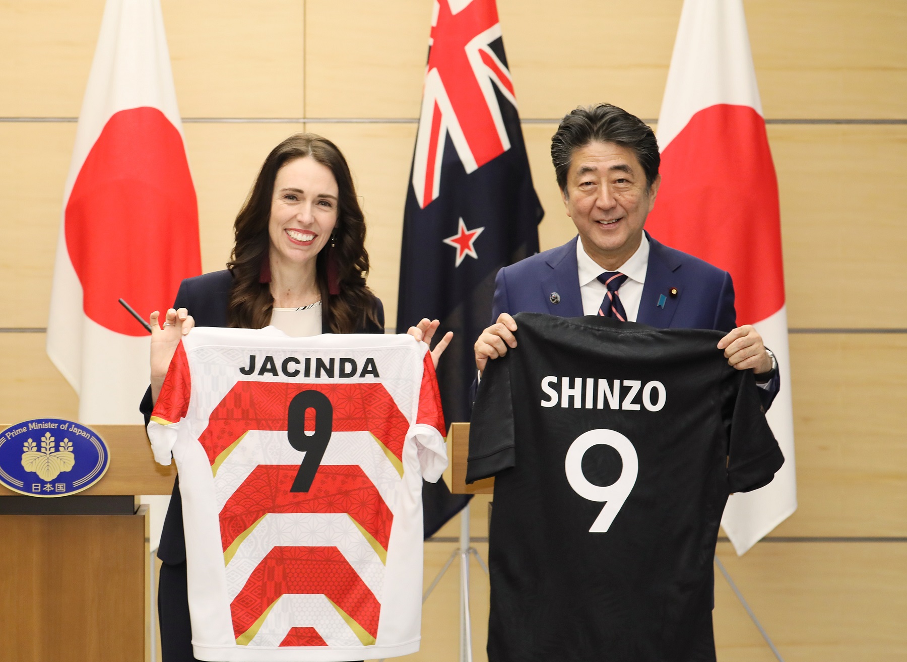 Photograph of the leaders exchanging uniforms of their countries’ national rugby teams (2)