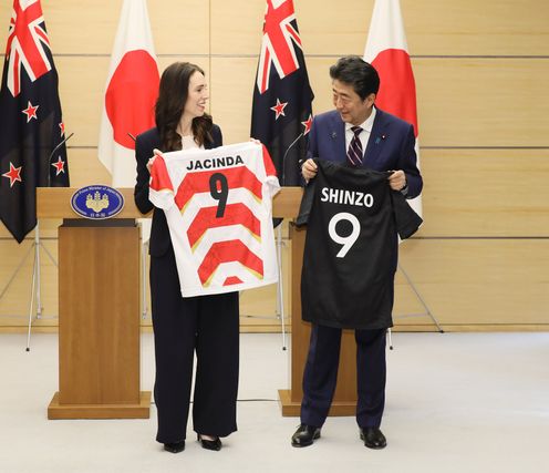 Photograph of the leaders exchanging uniforms of their countries’ national rugby teams (3)