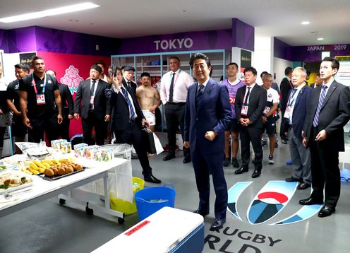 Photograph of the Prime Minister offering words of encouragement (pool photo) (3)