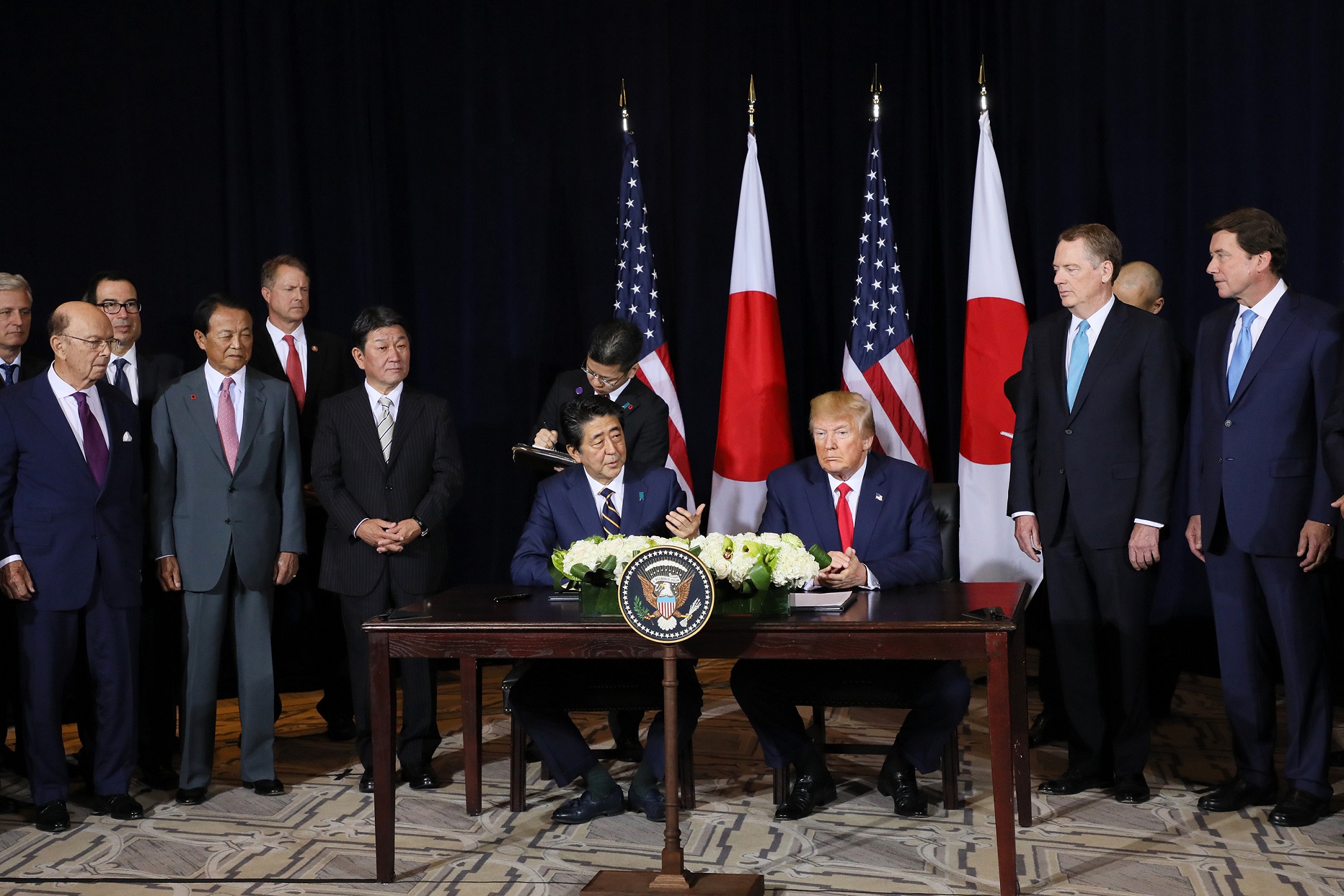 Photograph of the Japan-U.S. Summit Meeting (signing ceremony) (2)