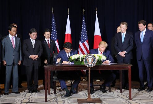 Photograph of the Japan-U.S. Summit Meeting (signing ceremony) (6)