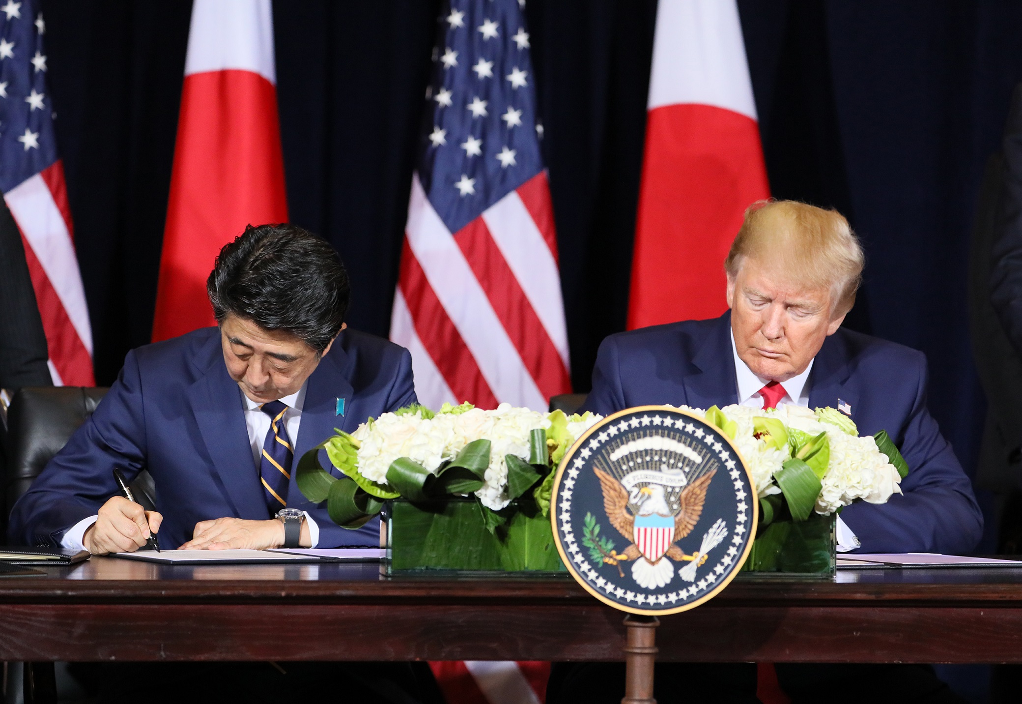 Photograph of the Japan-U.S. Summit Meeting (signing ceremony) (7)