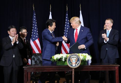 Photograph of the Japan-U.S. Summit Meeting (signing ceremony) (10)