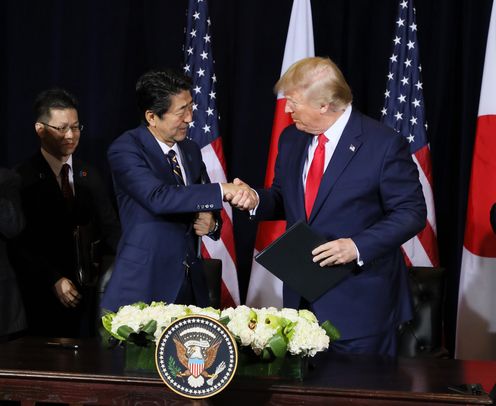 Photograph of the Japan-U.S. Summit Meeting (signing ceremony) (12)