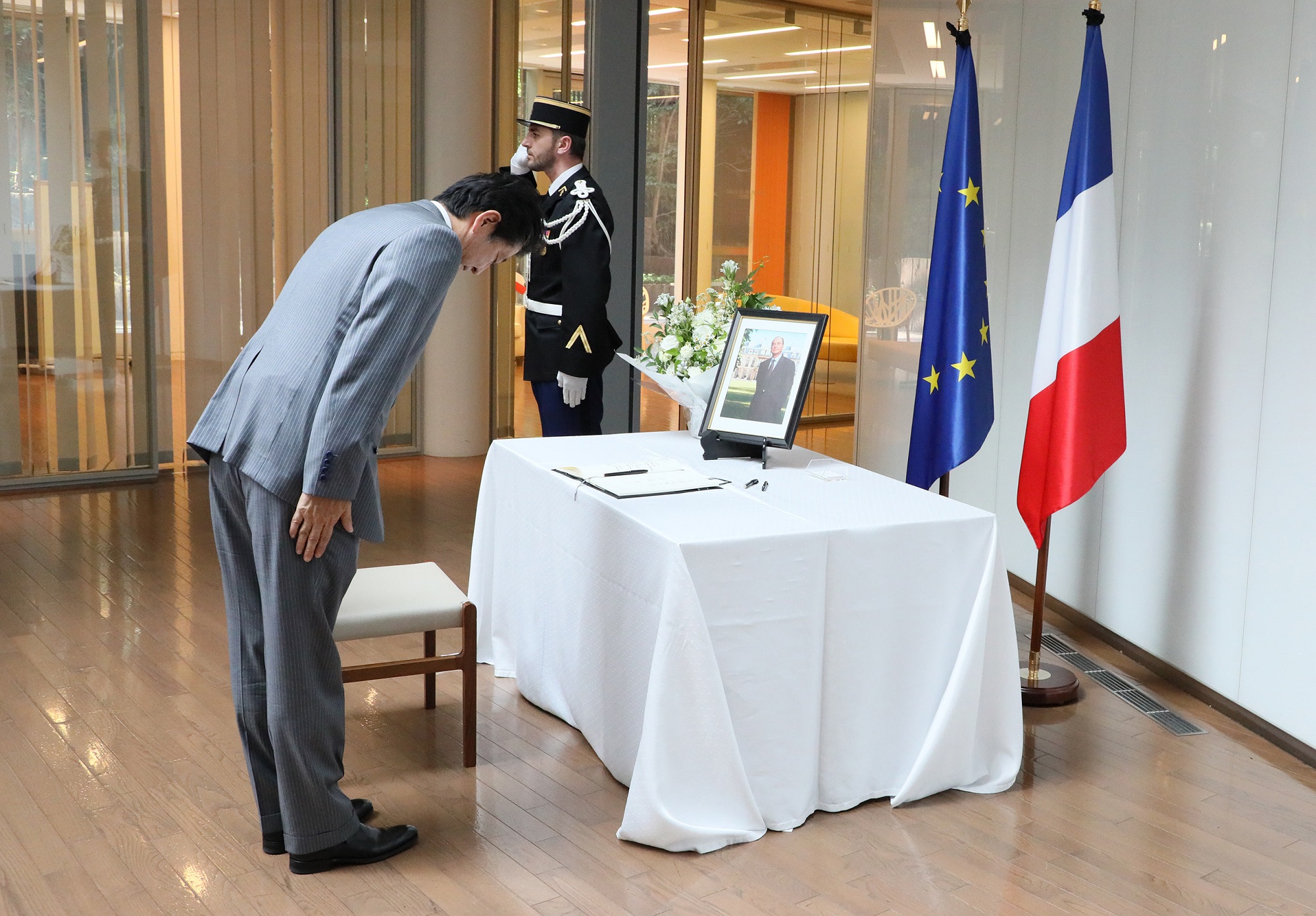 Photograph of the Prime Minister paying his condolences (4)