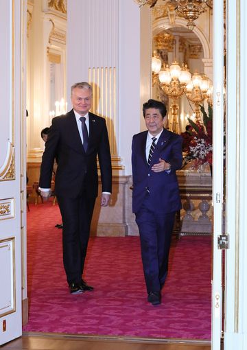 Photograph of the Japan-Lithuania Summit Meeting (2)