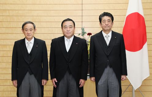 Photograph of the Prime Minister attending a photograph session with the newly appointed Minister Kajiyama (2)