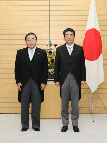 Photograph of the Prime Minister attending a photograph session with the newly appointed Minister Kajiyama (3)