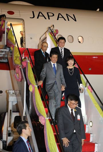 Photograph of the Prime Minister arriving in Thailand (1)