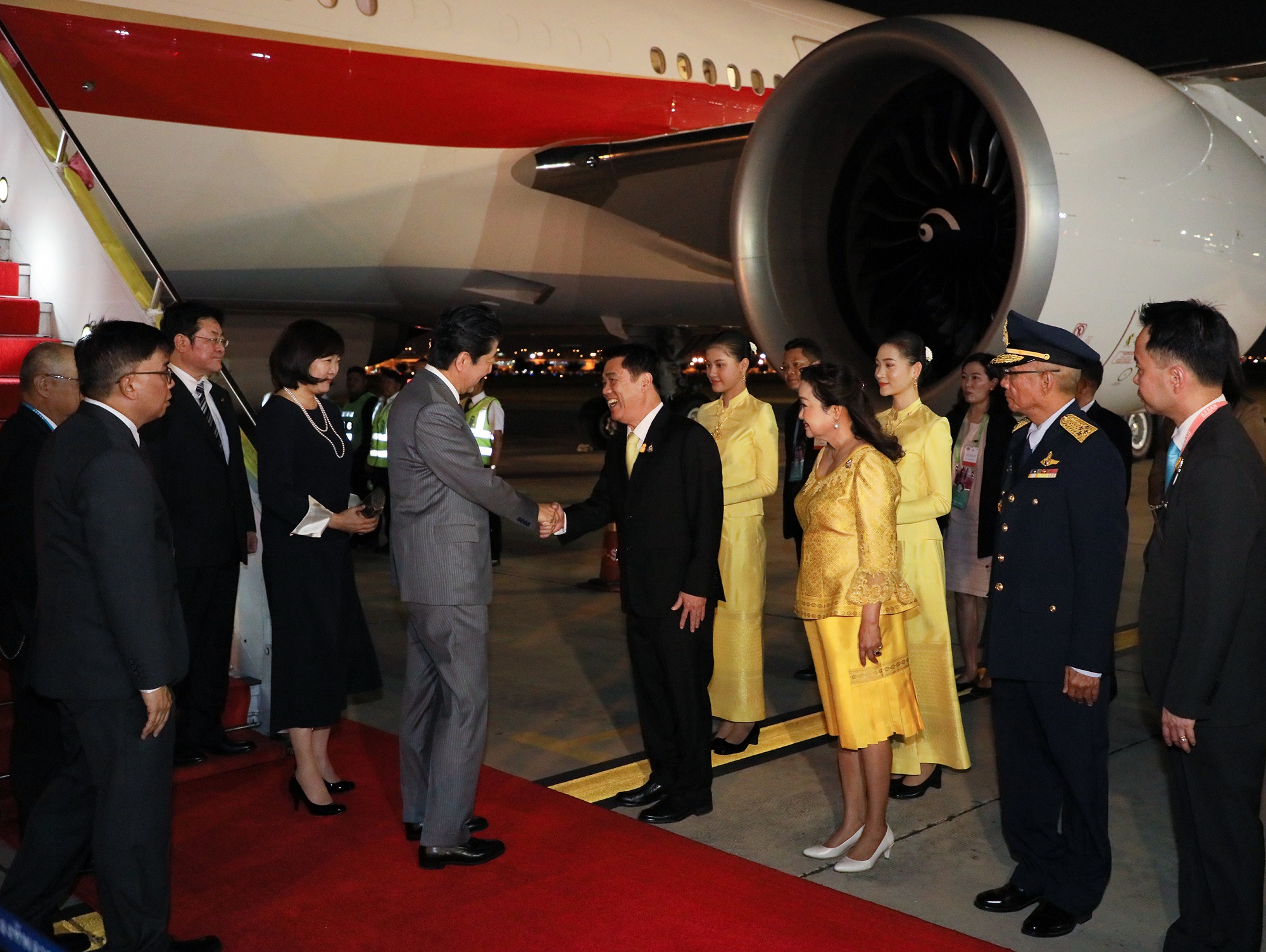 Photograph of the Prime Minister arriving in Thailand (2)