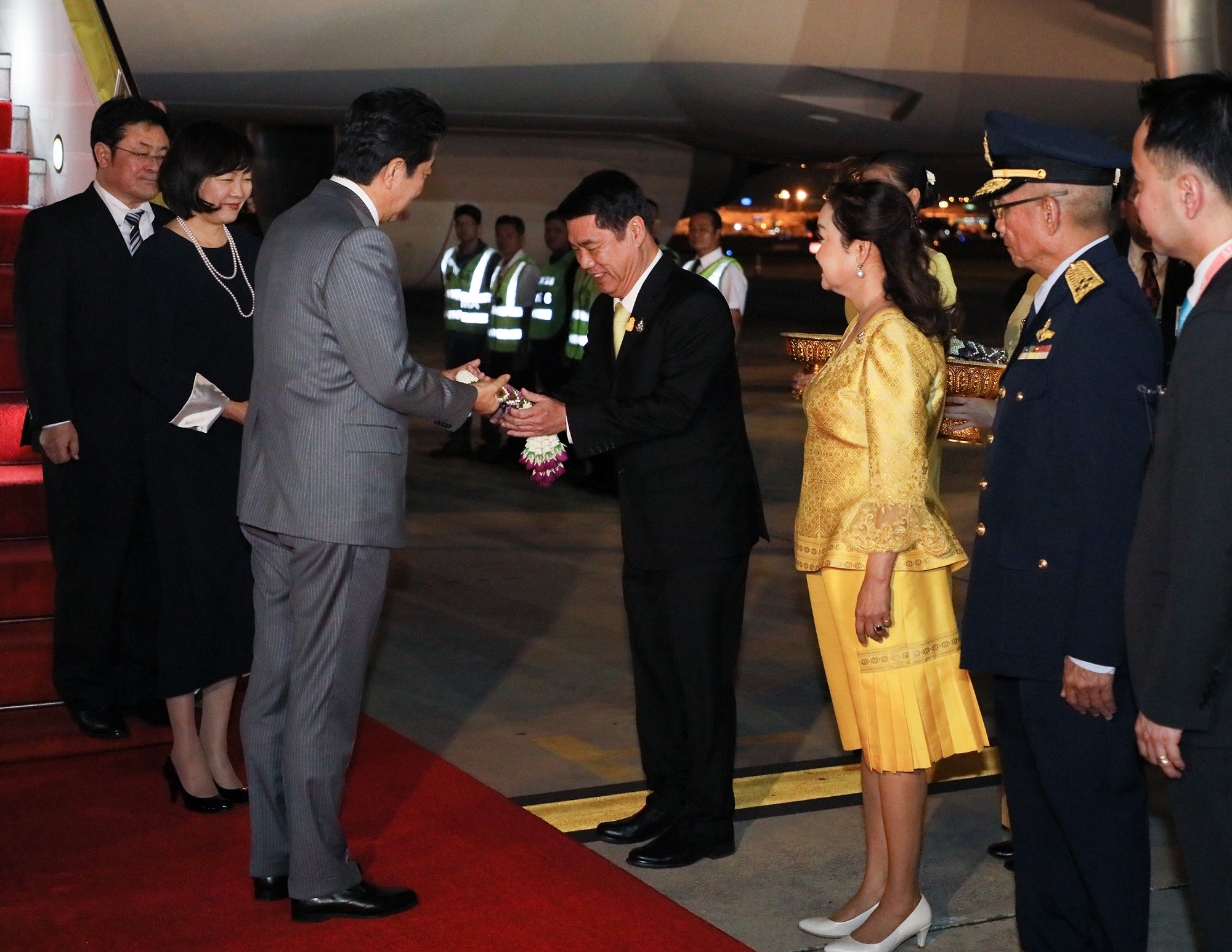 Photograph of the Prime Minister arriving in Thailand (3)