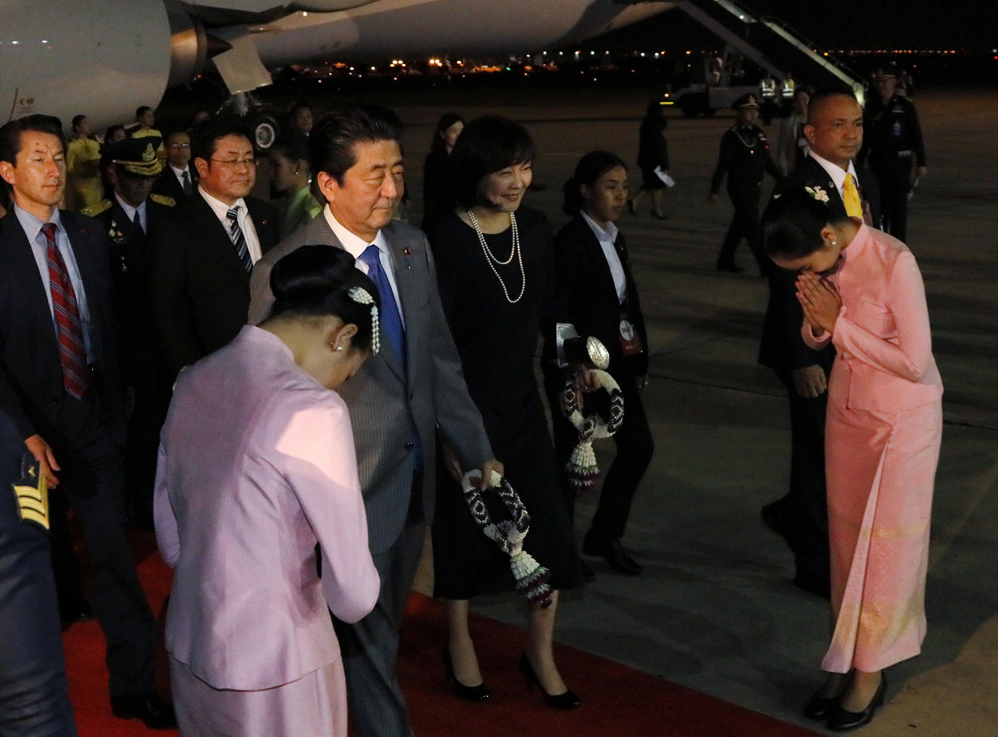 Photograph of the Prime Minister arriving in Thailand (4)