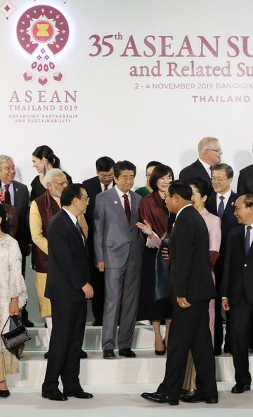 Photograph of the Prime Minister attending a group photograph with other leaders (4)