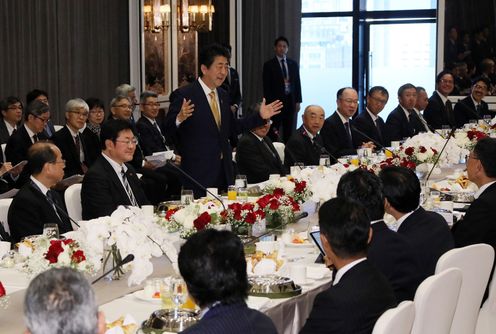 Photograph of the breakfast meeting with members of locally based Japanese companies (3)