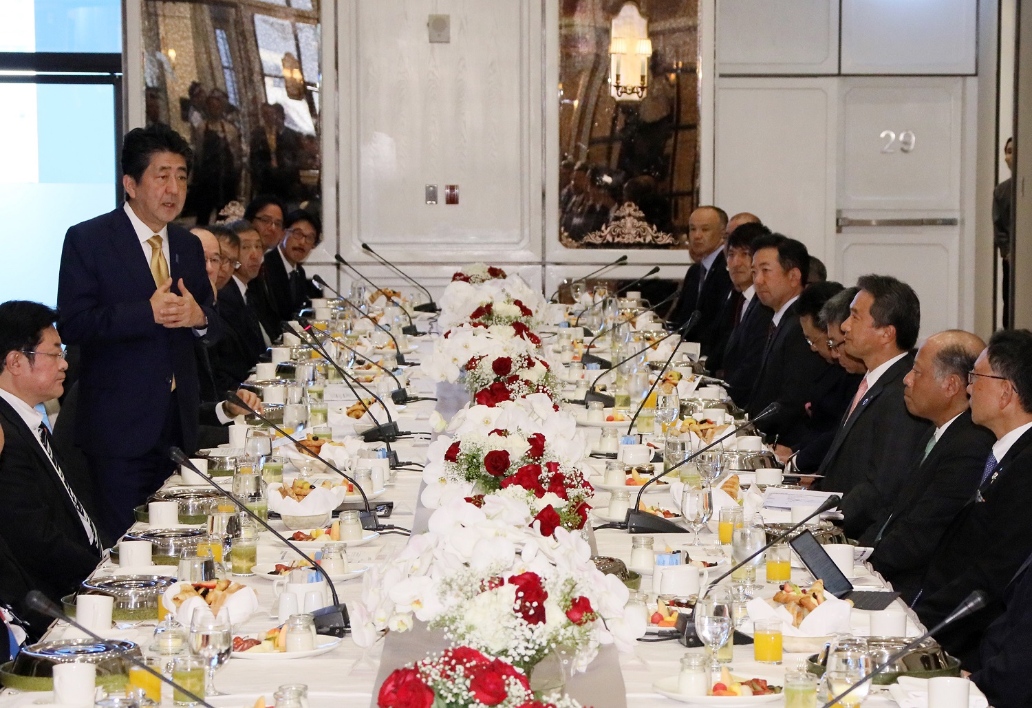 Photograph of the breakfast meeting with members of locally based Japanese companies (4)