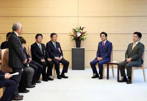 Photograph of the Prime Minister receiving the courtesy call (3)