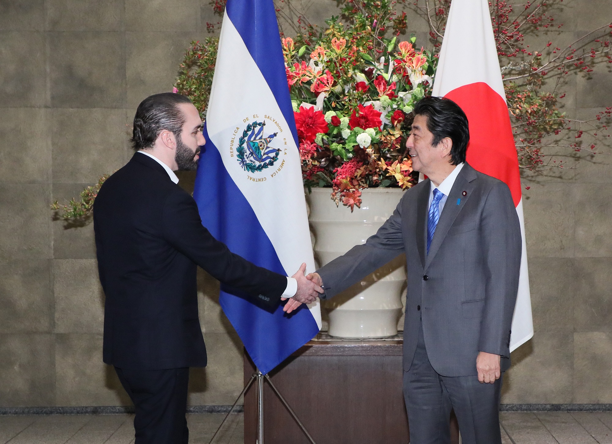Photograph of the Prime Minister greeting the President of El Salvador (1)