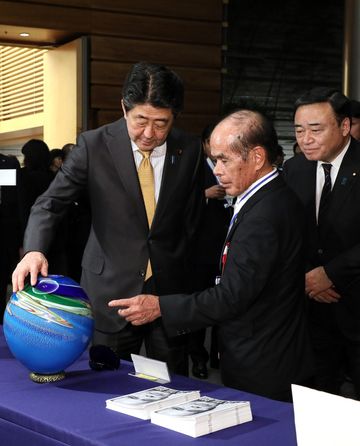 Photograph of the Prime Minister looking at product samples (2)