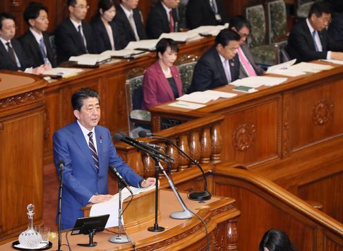 Photograph of the Prime Minister delivering a policy speech during the plenary session of the House of Representatives (4)