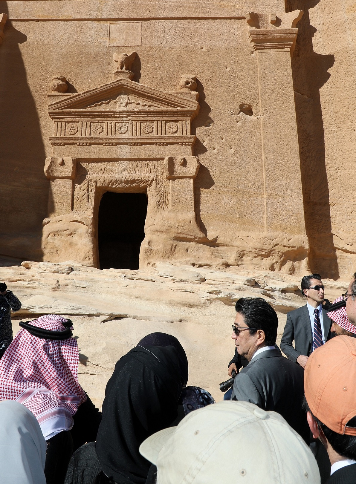 Photograph of the Prime Minister visiting Madain Saleh (3)