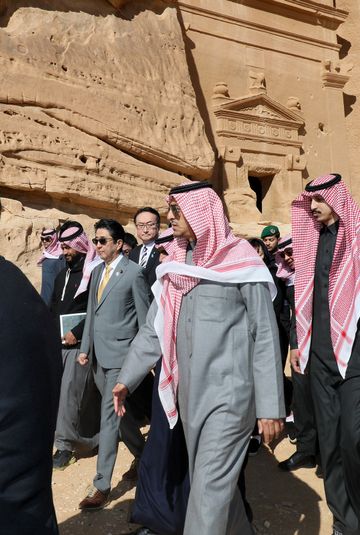 Photograph of the Prime Minister visiting Madain Saleh (4)