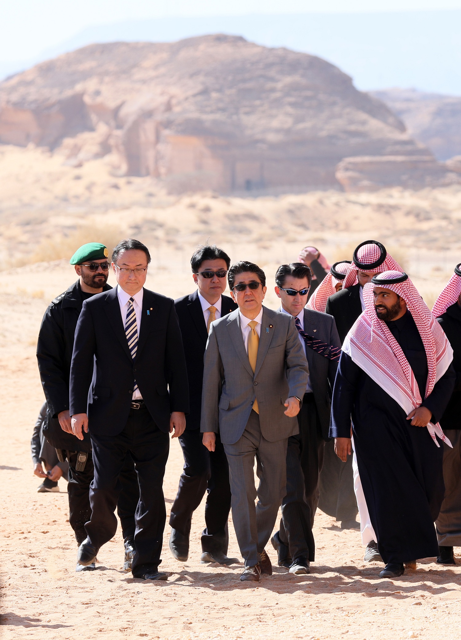 Photograph of the Prime Minister visiting Madain Saleh (5)