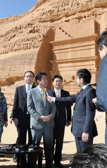 Photograph of the Prime Minister visiting Madain Saleh (7)